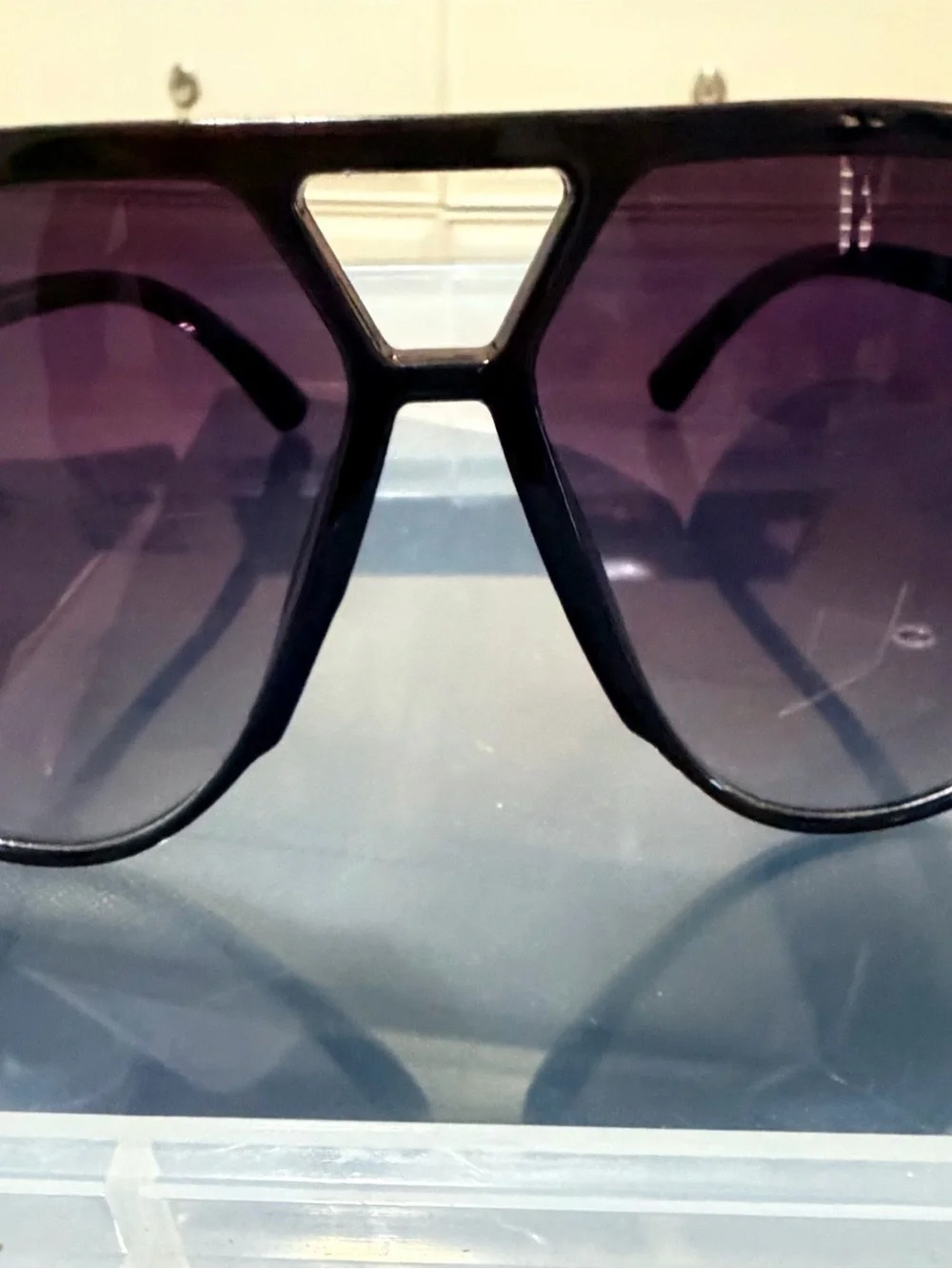 Classic Black Aviator Sunglasses - Fashionable Women's Accessory
